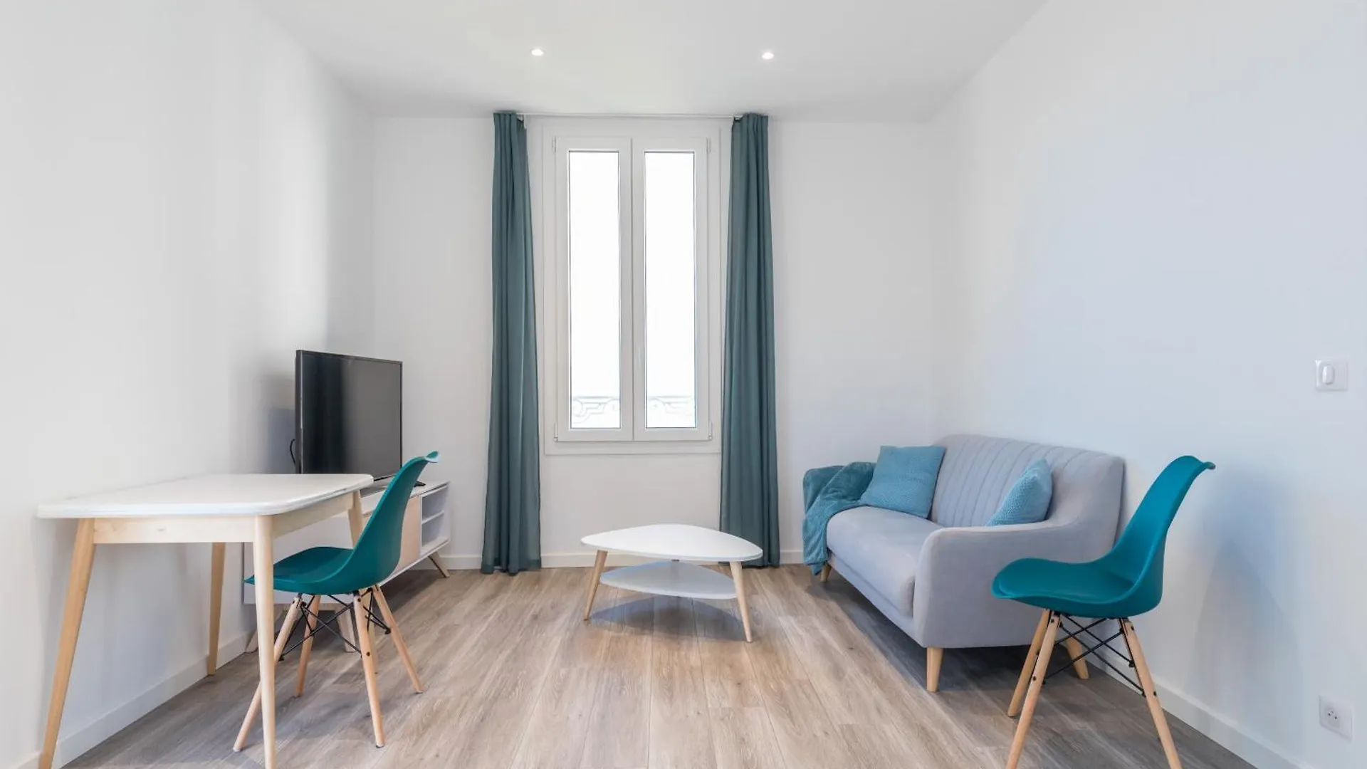 Appartement 1Er Etage Antibes 0*,  France